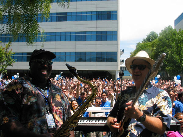 Peter and Bill Sidney perform for 8,000